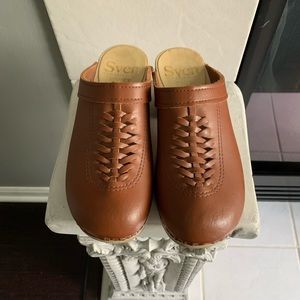 EUCSven front weave clogs. Size 8.5.